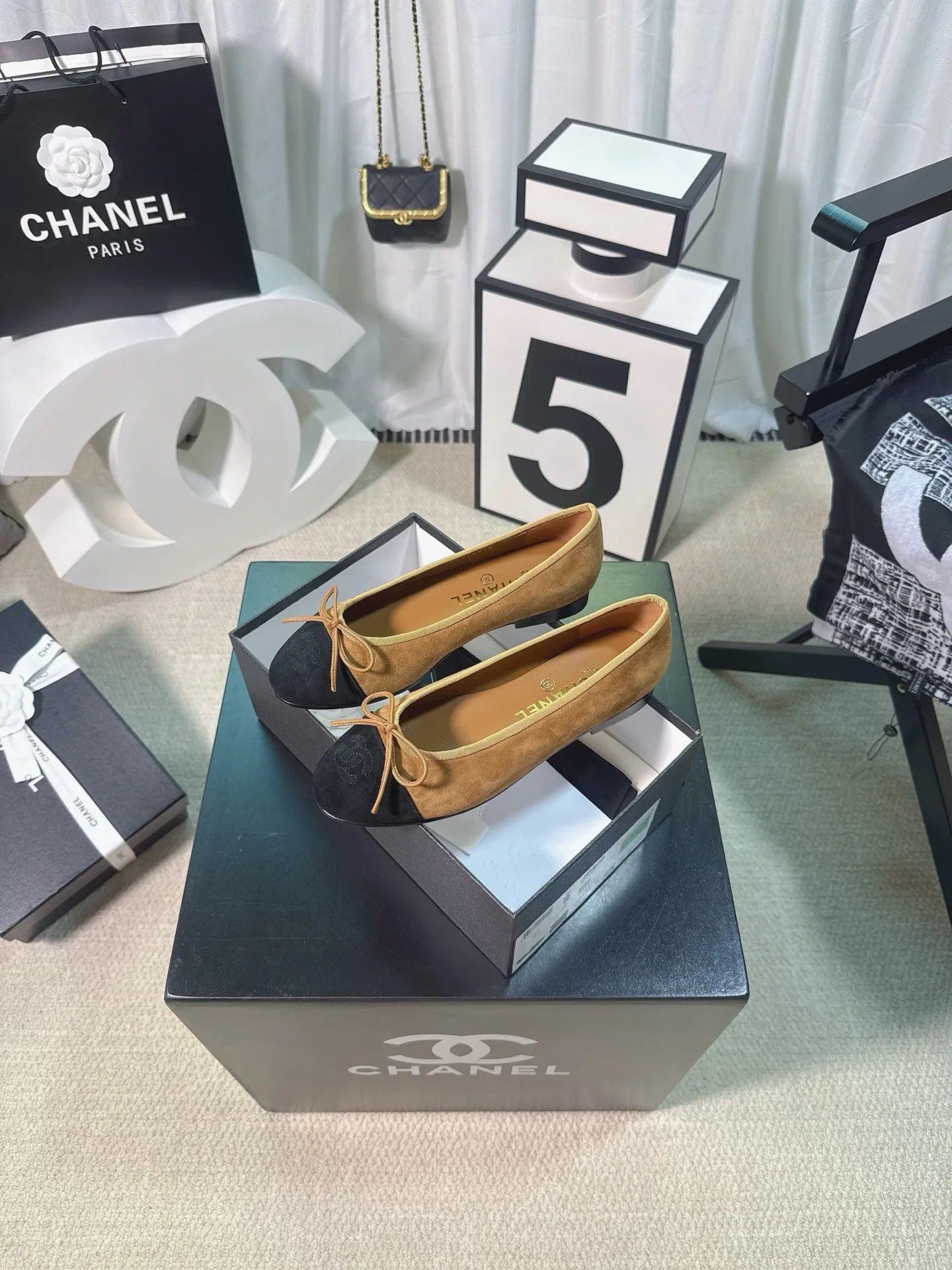 👟👟Ex-factory price 480👟👟 Generation * grade 25s Chanel fragrance is beautiful Maillard color back hollow Sling-back sandals flat/thick heel/high heel Sling-back came out in 1957, and then the two-tone design became a Chanel classic! Very suitable for spring and summer🩰 The two-color design is simple and exquisite, with a square toe and generous temperament. It visually lengthens the leg line. The color of the toe creates a sense of color difference. The back lace design is simple and elegant. It is a classic model that can be worn for hundreds of years. It is worth buying!! Upper: Customized metallic sheepskin. Inner pads: imported sheepskin. Heel height: ballet shoes. Sole: Italian A-grade genuine leather outsole. Size: 35-39 (34.40.41.42.43 is custom-made and non-returnable)